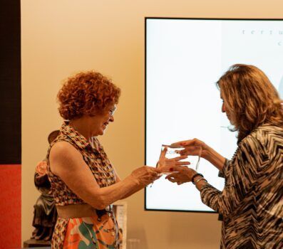 Entrega placa homenaje Dolores Cortés COSO